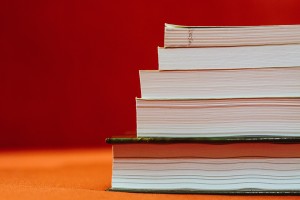Unser Foto zu Wissenschaftliche Studien zeigt einen Stapel Bücher als