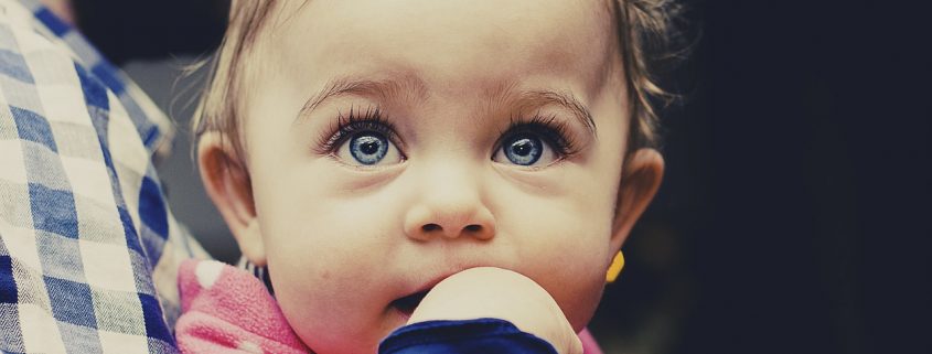 Kleinkind mit wunderschönen Augen als Bild zu einem Feedback über Prana Anwendung bei Augenentzündung